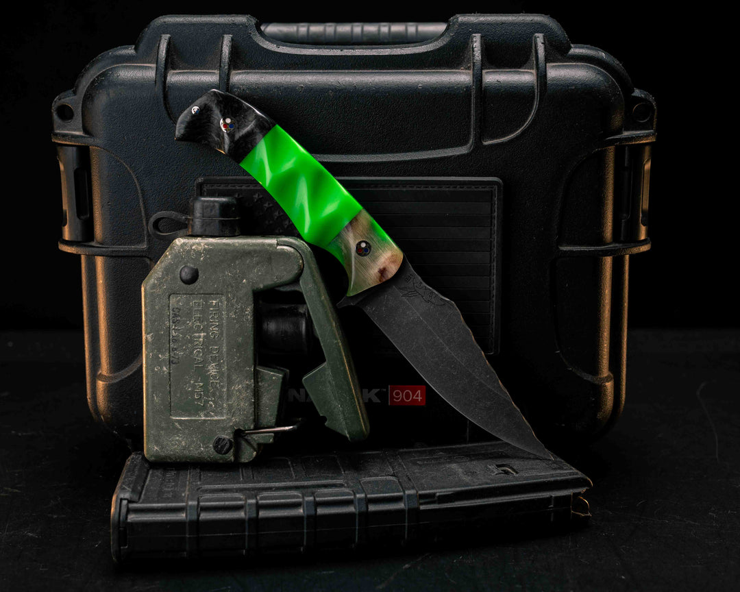 Tosahwi- Ram's Horn, Green Glow Resin Split, Green Glow Carbon, Patriot Mosaic Pins, Textured Grip