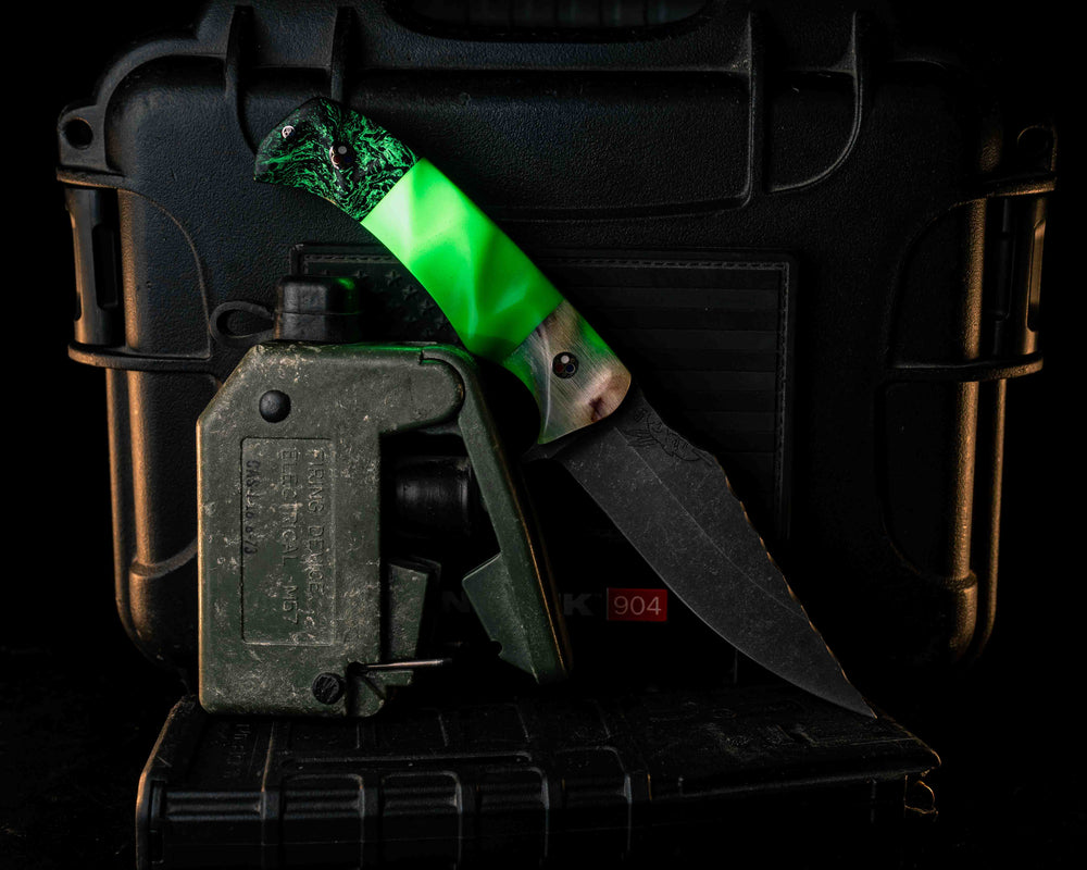 Tosahwi- Ram's Horn, Green Glow Resin Split, Green Glow Carbon, Patriot Mosaic Pins, Textured Grip