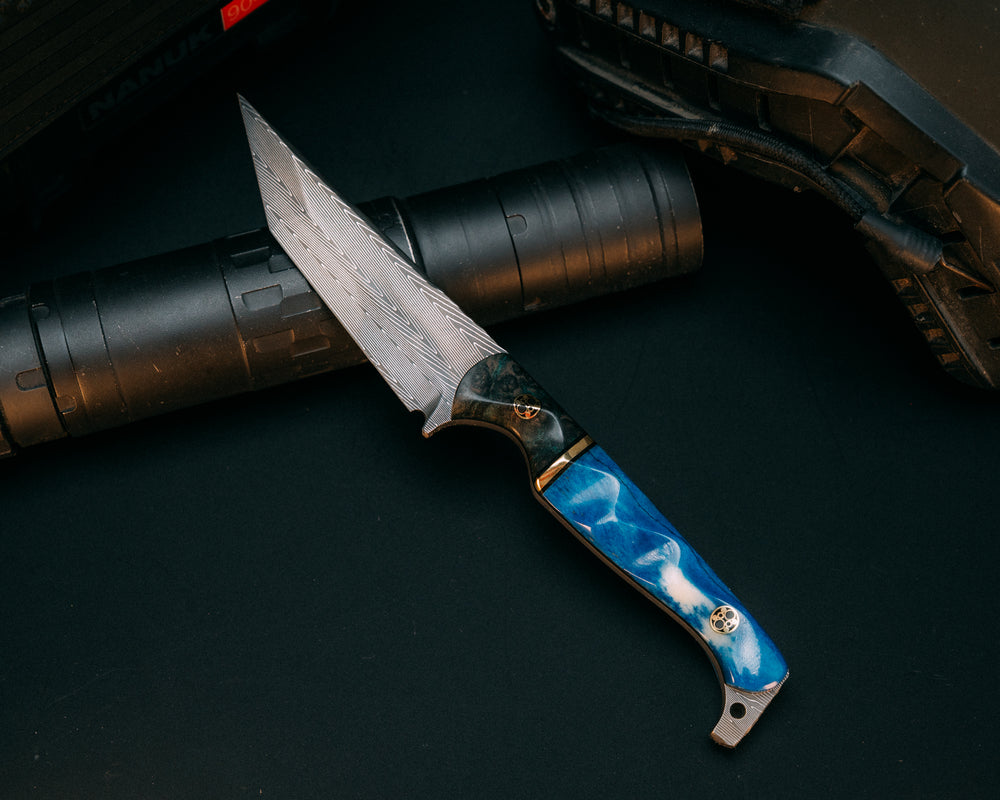 SHAW SHIV x HFB - Vegas Forge Lightning Damascus - Dyed Redwood, Black G10 and Brass Split, Dyed Giraffe, Mosaic Pins, Textured Grip