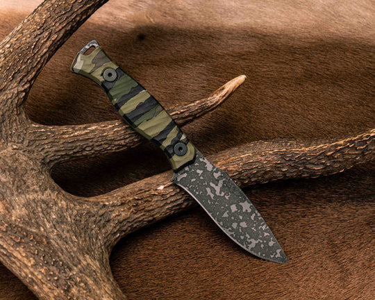 The 86' (HFB x Realtree) - Realtree Original Camo Hydro-dipped Micarta, Acid Splash, Allen Bolts, Textured Grip.