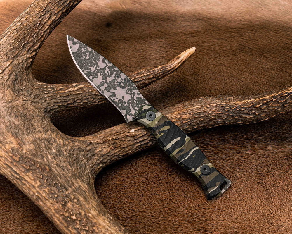 The 86' (HFB x Realtree) - Realtree Original Camo Hydro-dipped Micarta, Acid Splash, Allen Bolts, Textured Grip.