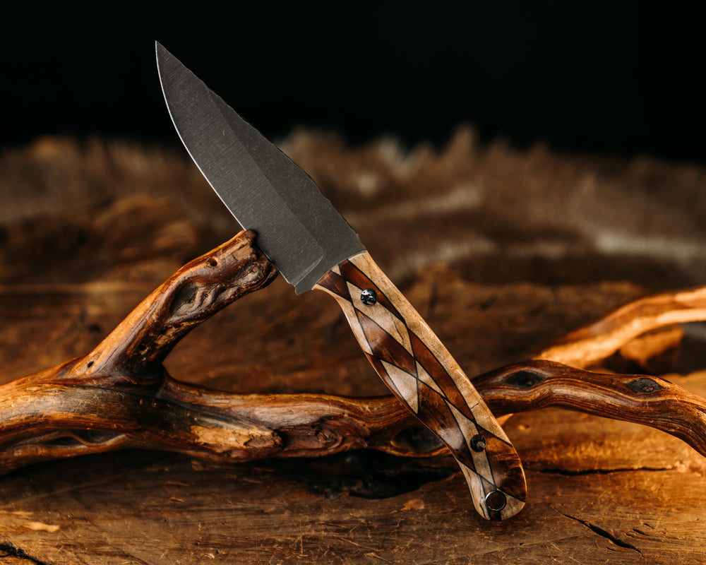 Crow Jr - Spalted Maple & Dyed Maple Segmented Scale, White G10 Liner, Mosaic Pins, Textured Grip