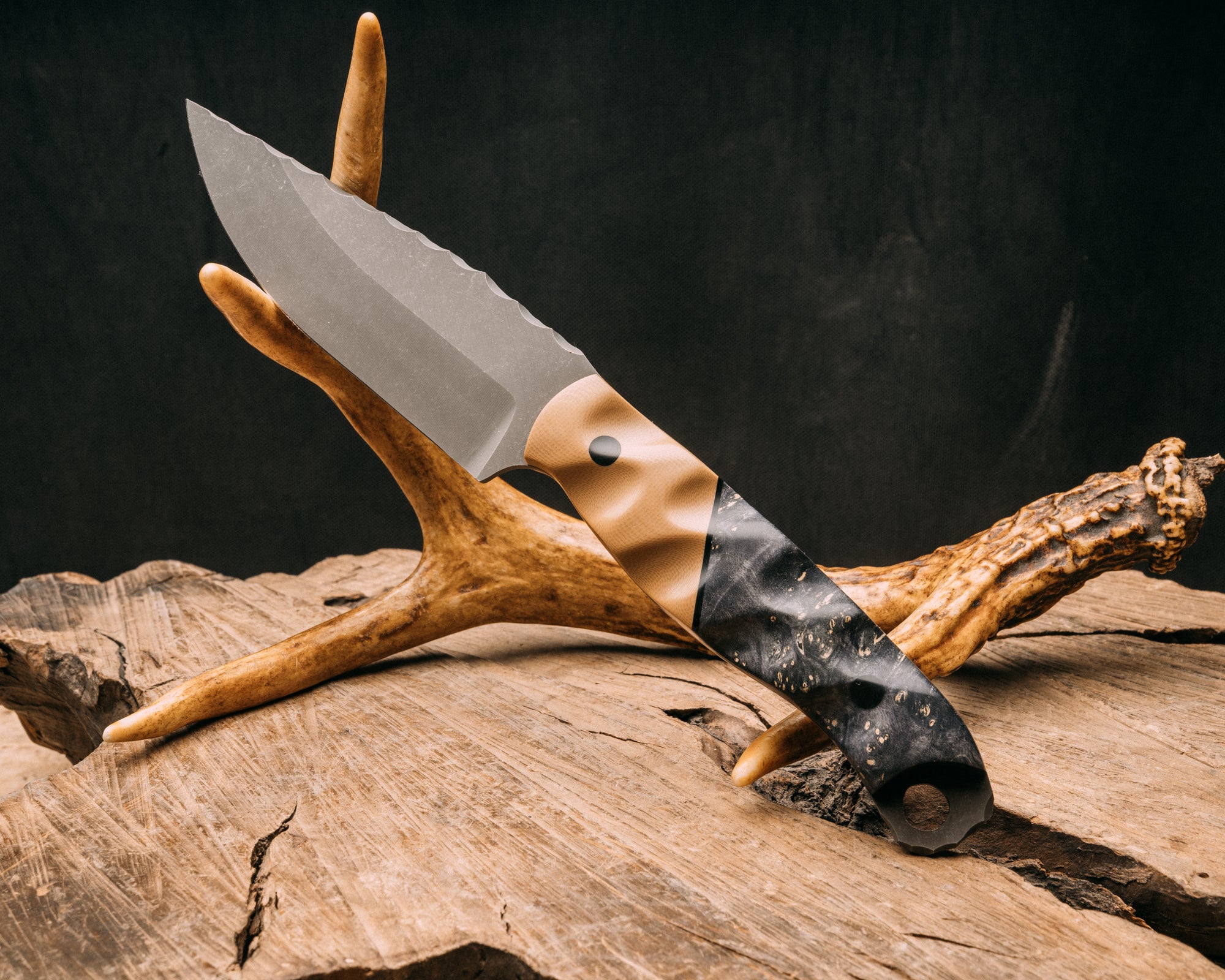 Crow Jr - Coyote G10, black G10 split, dyed Black Ash, CF pins, textured grip